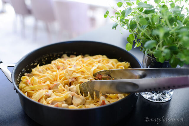 Krämig pasta med bacon och kyckling