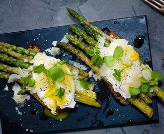 Forret: Grillede asparges på sprødt brød med (pocherede) æg og flager af parmesan - Klimadysten - Spis og drik for klimaet | Opskrift | Asparges, Pocherede æg, Mad ideer