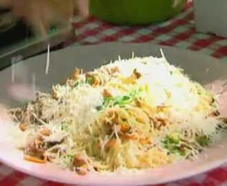 Spaghetti med kantareller, trumpetsvamp, parmesan och rucola