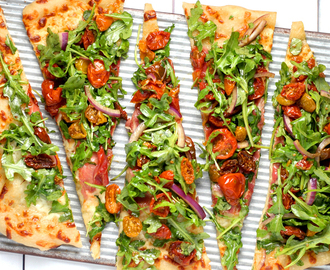 Fixa helgmyset med en nybakad italiensk pizza – klar på en kvart