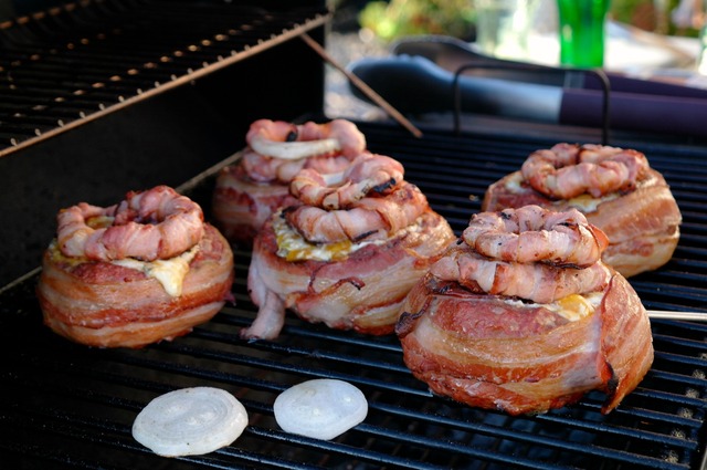 Beer can burgers med oströra och bacon