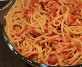Bucatini all´Amatriciana på svenska het tomat och baconpasta