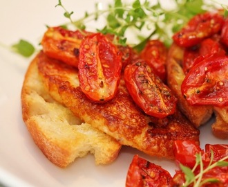 Rostade tomater med halloumi och crostini - en hel liten måltid