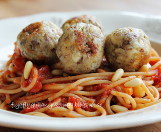 Mandelfrikadeller & tomatsås