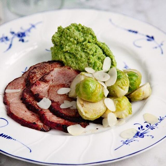 Broccolimos med brynt smörslungad brysselkål och stekt kassler