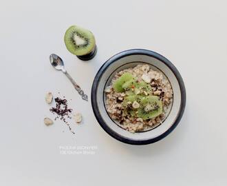 Vegan Oatmeal with Kiwi, Cacao Nibs & Hazelnuts