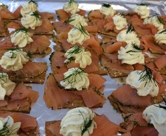 Gravlax på knäcke med gravlaxvisp