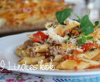 Pastagratäng med hemmagjord tomatsås, köttfärs, parmesan & mozarella