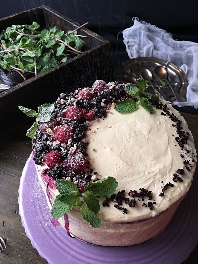 Cheesecake fylld chokladtårta med bär