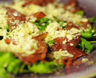 Sallad med bresaola, parmesan och ruccola