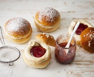 Semlor med sylt- och jordnötsfyllning