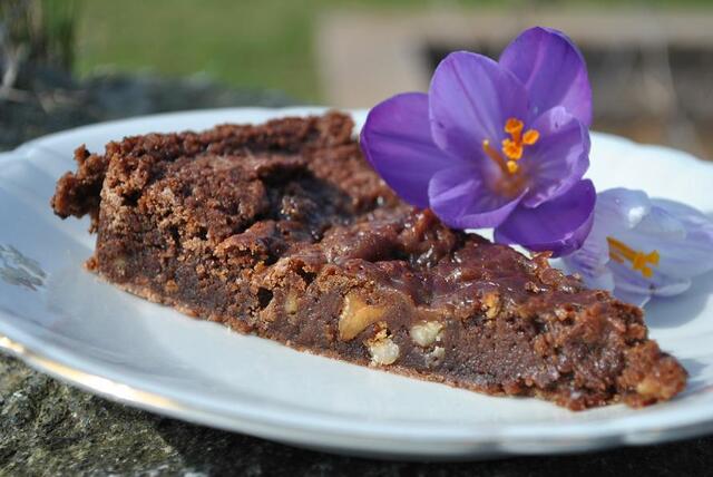 Kladdkaka med kanderade nötter och kolasås