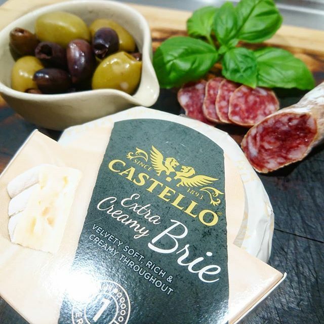 #Matnytt: Castello Brie Extra Creamy - en riktigt krämig ny favorit till kvällsbrickan. Kom ihåg ta ut osten ett par timmar innan så kommer smakerna förvåna dig ??? #castello #castellobrie #ostbricka #ost #brie #cheese #spisat