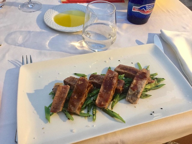 (Spanien) Röd tonfisk med grönsaker och teriyakisås