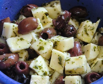 Ört- och vitlöksmarinerade oliver och scamorza - härligt tillbehör till sommarens grillaftnar