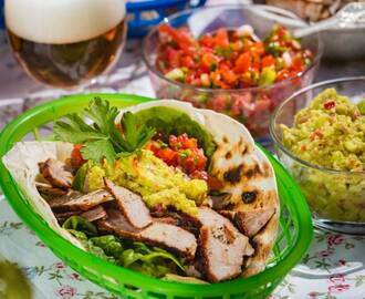 Flinta-tacos med tomatsalsa och guacamole