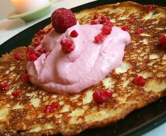 LCHF Kesopannkaka med hallon & kokosglass / Cottagecheese pancake with raspberry & coconut icecream
