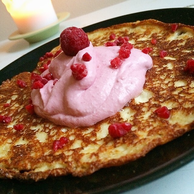LCHF Kesopannkaka med hallon & kokosglass / Cottagecheese pancake with raspberry & coconut icecream
