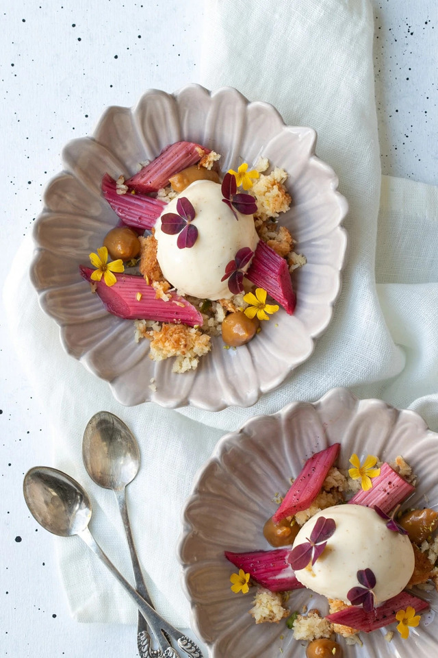 Dessert med rabarber, kokos och brynt smörglass