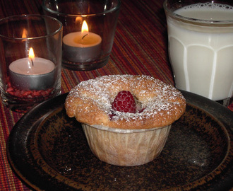 Hallonmuffins med krossad vit choklad och valnötter