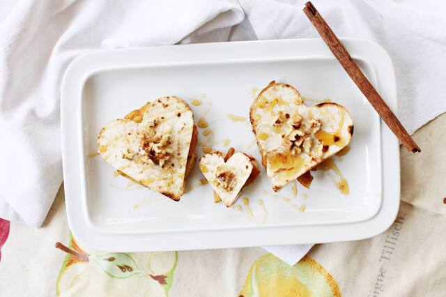 "Quesadilla-hjärtan" med kaneläpplen, honung och valnötter