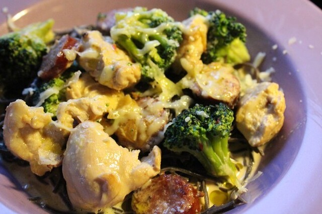 Kycklingpasta med chorizo och broccoli