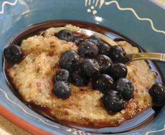 Glutenfri gröt på quinoaflingor och linfrökross - serverade med blåbärssirap, färska blåbär och mandelmjölk