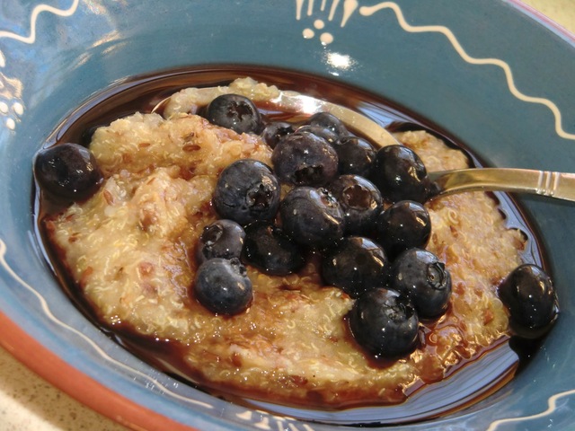 Glutenfri gröt på quinoaflingor och linfrökross - serverade med blåbärssirap, färska blåbär och mandelmjölk