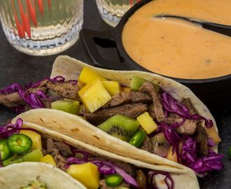 Carne asada tacos med kiwi- och mangoslaw, cheddarsås med chipotle & söt vispad kokosjalapeñokräm