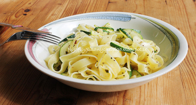 Pasta med mandel & squash