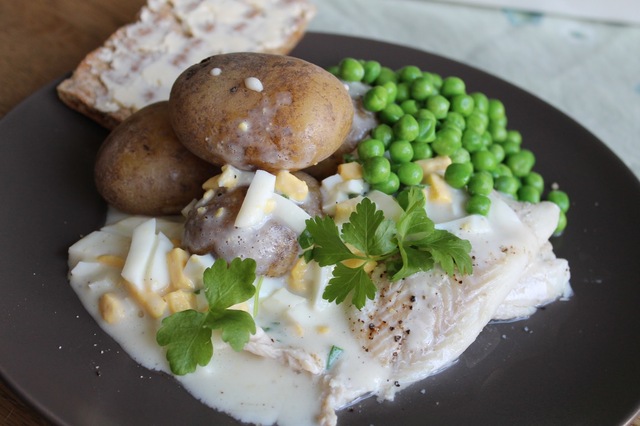 Kokt torsk med äggsås, potatis och ärtor