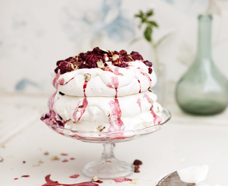 Pavlova med hallon och citrongrädde