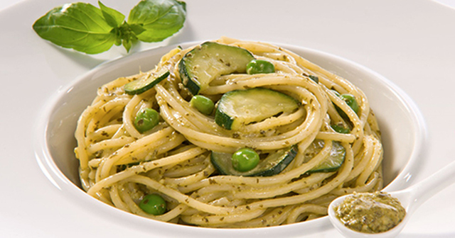 Spaghetti med Pesto alla Genovese, zucchini och ärtor