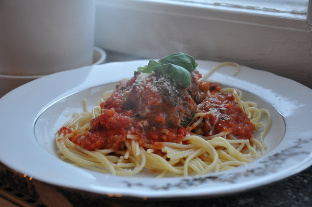 Italieninspirerade köttbullar med pasta och tomatsås