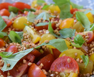 Tomatsallad med kryddpeppargrädde