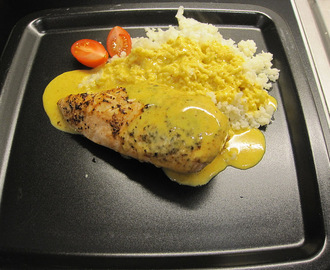 Kycklingfilé med blomkålsris och currysås lchf