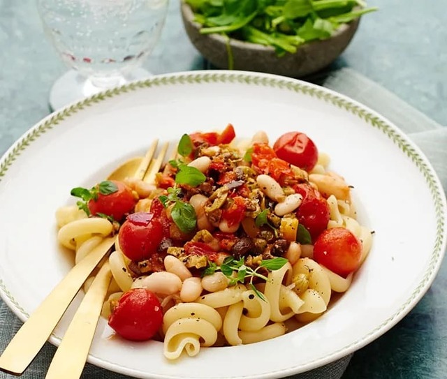 Pasta med tomat och cannellinibönor