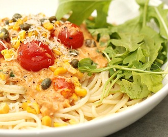 Krämigt till pasta: Tonfisksås med tomat, kapris, majs och ruccola