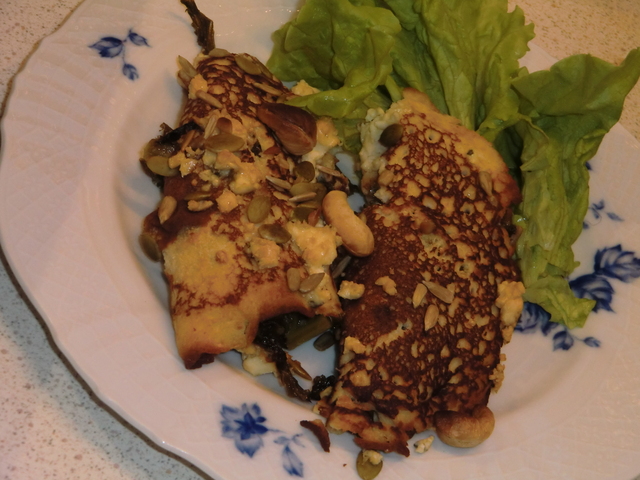 Pannkakor med gräddkokt grönkål, ädelost och blandade nötter - gluten och laktosfria