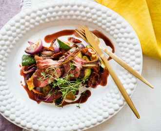 Lammracks med feta- och potatis­gratäng, grönsaksfräs och rödvinsssås