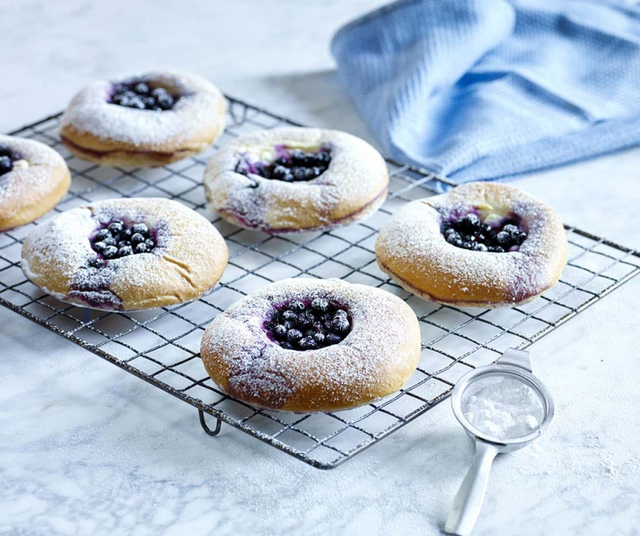 Sockerbullar med blåbärsfyllning