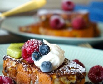 Fattigare riddare med mascarpone och färska bär