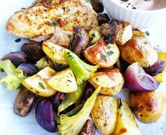 KOSTSTUDION on Instagram: “Idag kör vi på den klassiska rätten kycklingfilé & ugnsrostad potatis/grönsaker ? Känner du att det låter tråkigt? Med goda kryddor och en…”