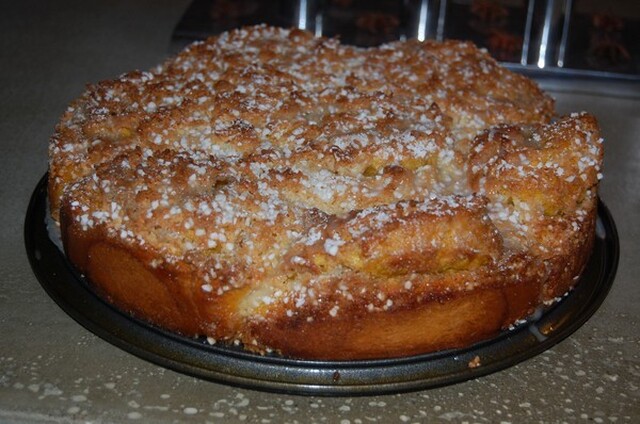 Saffransbutterkaka med vaniljfyllning och mandelmassatäcke