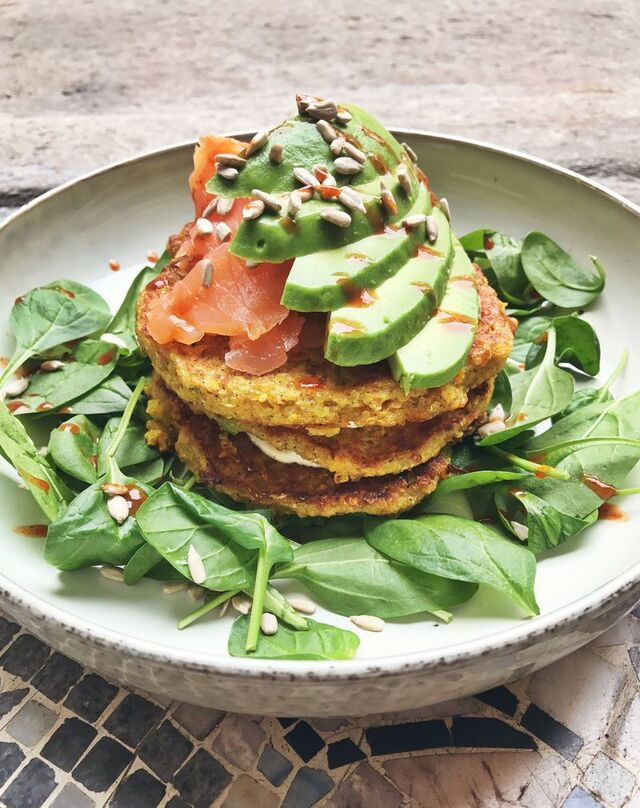 Quinoa- och pumpapannkakor med kallrökt lax och avokado