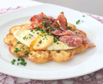 Frasig frukostvåffla med stekt ägg och bacon