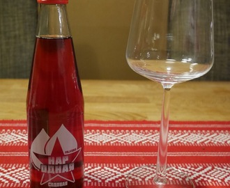 Dryck med det ryska superbäret Schisandra