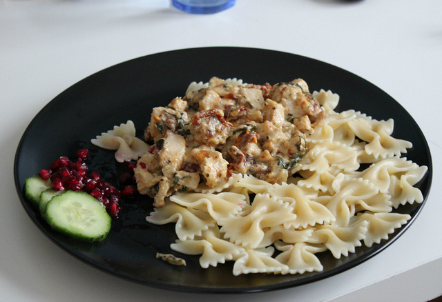 Kyckling med soltorkade tomater och ruccola