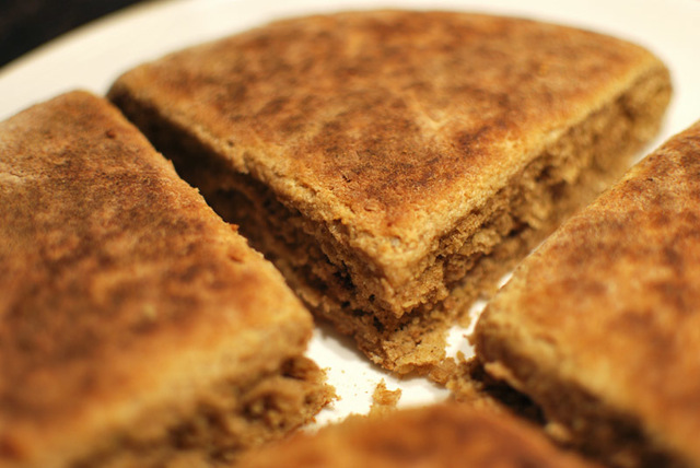 Oatcake eller oatmeal bannock - skotsk glödkaka på havremjöl
