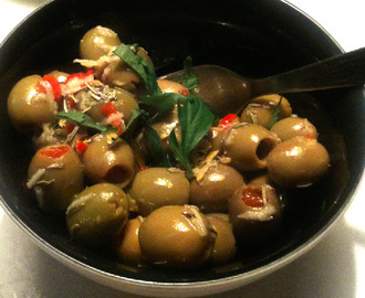 Pimpade oliver med citron och rosmarin